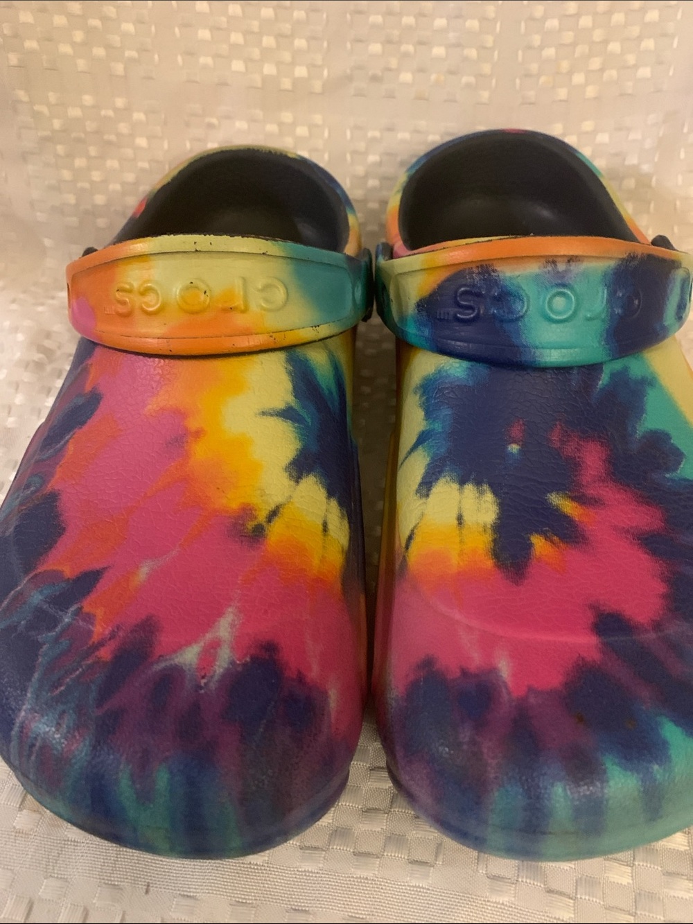 CROCS women’s Tye-Dye Slip-On  Bistro Clogs in Pink, Yellow, Blue, size 8.
